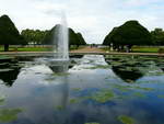 London  Schloß Hampton Court Der Schloßgarten mit Springbrunnen (GB).